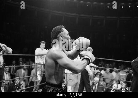 Nigel Benn vs Tim Williams au Royal Albert Hall London.Benn a arrêté son adversaire au second tour. (Photo) Benn reconnaît la foule après sa victoire. 28th mai 1988 Banque D'Images