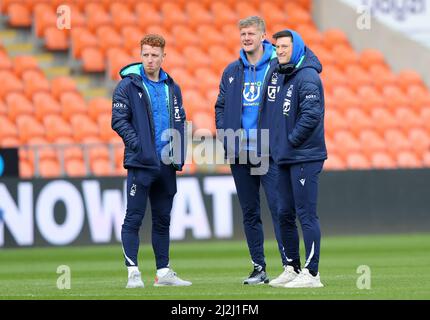 Jack Colback (à gauche) de Nottingham Forest, Joe Worrall (au centre) et Joe Lolley sur le terrain avant le match du championnat Sky Bet au stade Bloomfield Road, Blackpool. Date de la photo: Samedi 2 avril 2022. Banque D'Images