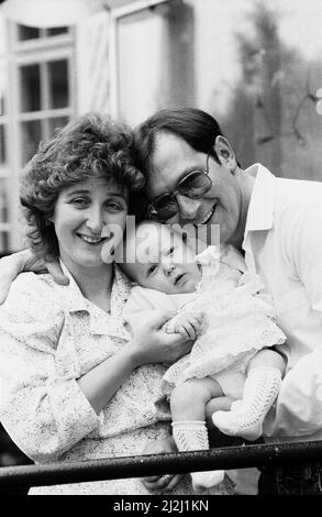 Bébé Natalie Horrell, photographié avec ses parents, Margaret et Paul, après être retourné à la famille, dimanche 8th mai 1988. Le 2nd mai 1988, Natalie Horrell a été arrachée à l'âge de cinq mois par une femme qui se pose comme détective de magasin. Pendant cinq jours angoissés, ses parents Margaret et Paul ont été au centre d'une chasse massive jusqu'à ce que leur petite fille soit trouvée en sécurité et bien à 200 miles de distance avec une femme qui voulait désespérément son propre bébé pour garder son mariage vivant. Son ravisseur Delia McCall a été emprisonné pendant trois ans pour son enlèvement, qui a été déjoué lorsque son ex-mari a fait sortir la police de la prison. Banque D'Images