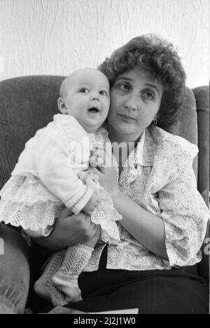 Bébé Natalie Horrell, photographié avec ses parents, Margaret et Paul, après être retourné à la famille, dimanche 8th mai 1988. Le 2nd mai 1988, Natalie Horrell a été arrachée à l'âge de cinq mois par une femme qui se pose comme détective de magasin. Pendant cinq jours angoissés, ses parents Margaret et Paul ont été au centre d'une chasse massive jusqu'à ce que leur petite fille soit trouvée en sécurité et bien à 200 miles de distance avec une femme qui voulait désespérément son propre bébé pour garder son mariage vivant. Son ravisseur Delia McCall a été emprisonné pendant trois ans pour son enlèvement, qui a été déjoué lorsque son ex-mari a fait sortir la police de la prison. Banque D'Images