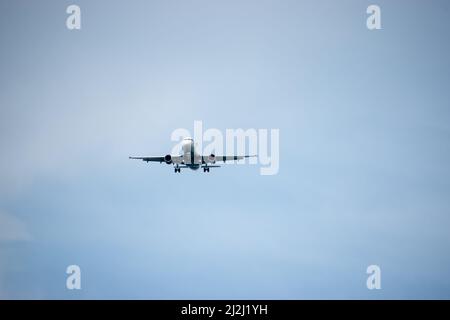 Vue rapprochée d'un avion de ligne passager lors de l'approche finale Banque D'Images