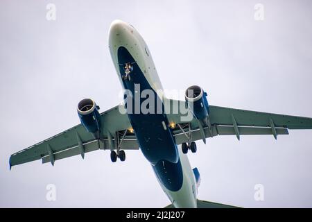 Vue rapprochée d'un avion de ligne passager lors de l'approche finale Banque D'Images