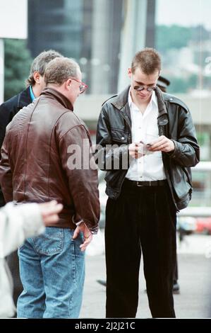 Le public se réunit à l'extérieur de l'arène de Wembley avant le concert de Michael Jackson. 15th juillet 1988. Banque D'Images