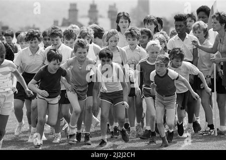 En cours de course... Les élèves des écoles secondaires et juniors de Rawthorpe continuent à courir pour l'aide au sport - et pourraient même avoir la chance de courir à New York. Les jeunes, tous de moins de 14 ans, ont participé à une course de 1 000 mètres que les écoles organisent individuellement. La participation les rend admissibles à être enregistrés sur un ordinateur qui en aura deux pour une course amusante à l'échelle mondiale le 11 septembre. Chaque élève a payé 30p pour participer et certains ont été parrainés. L'argent va à l'aide au sport. 14th juin 1988. Banque D'Images