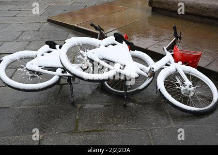 Munich, Allemagne. 02nd avril 2022. La neige se trouve sur des vélos de location au sol. Il a neigé à Munich. Credit: Felix Hörhager/dpa/Alay Live News Banque D'Images