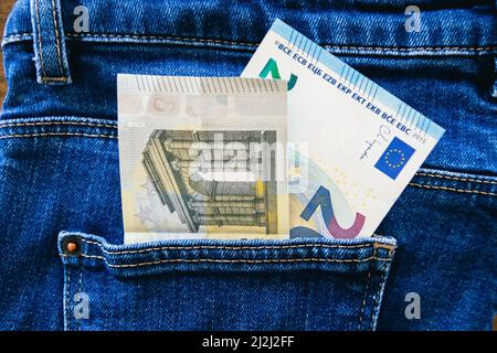 billets en euros dans la poche de jeans gros plan Banque D'Images