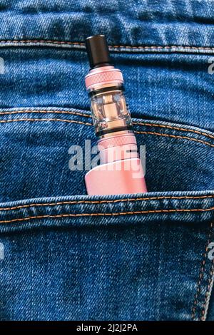 cigarette électronique dans la poche du jean gros plan Banque D'Images