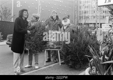 De gauche à droite, David Jason as Del Boy, Nicholas Lyndhurst as Rodney et Buster Merryfield as Uncle Albert from 'Only Fools and Horses' with Christmas Trees Outside the BBC Television Center. Photo avec Moira Stuart. 7th décembre 1987. Banque D'Images