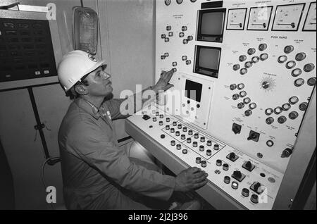 Construction du tunnel sous la Manche 28th novembre 1987. L'opérateur de la machine à petit tunnel surveille les commandes pour s'assurer que le côté anglais du tunnel de service rencontre le tunnel sous la Manche Banque D'Images