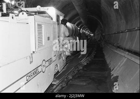 Construction du tunnel sous la Manche 28th novembre 1987.l'une des petites machines de tunnel vu ici dans le tunnel de service du côté anglais de la Manche. Banque D'Images