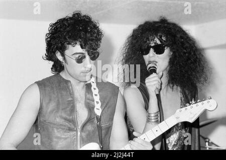 Scarlet Fantastic, groupe musical composé du duo pop Maggie de monde et Rick P Jones, photographié le 22nd avril 1988. Banque D'Images