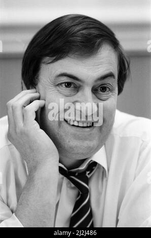 John Prescott, député de Hull-est, et Secrétaire d'État adjoint aux Transports, en photo à Office, Londres, le jeudi 14th avril 1988. Banque D'Images