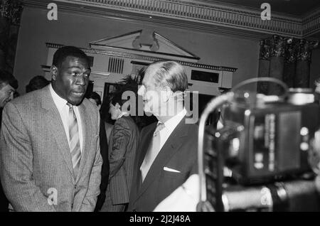 Duke of Edinburgh rencontre Frank Bruno au déjeuner sportif du Variety Club au Dorchester, Londres.24th mai 1988 Banque D'Images