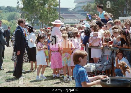 S.A.R. la princesse Diana, la princesse de Galles lors de sa tournée en Australie en 1988. La princesse est photographiée au Footscray Park, à Melbourne, Victoria, portant une tenue conçue par Catherine Walker. Photo prise le 27th janvier 1988 Banque D'Images