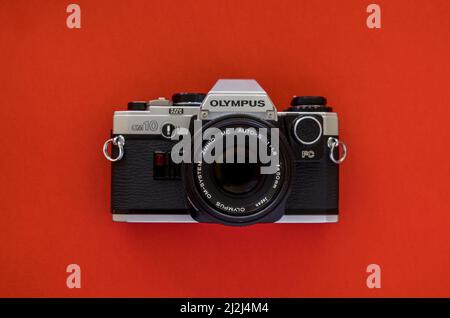 Olympus om10 vintage film caméra argent et noir corps avec un objectif 50mm zuiko Banque D'Images