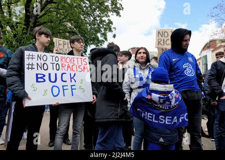 Londres, Royaume-Uni. 2nd avril 2022. Les fans de Chelsea F.C. manifestent contre la candidature de la famille Ricketts pour leur club sur les craintes de racisme crédit: Brian Minkoff/Alay Live News Banque D'Images