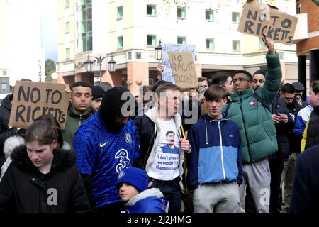 Londres, Royaume-Uni. 2nd avril 2022. Les fans de Chelsea F.C. manifestent contre la candidature de la famille Ricketts pour leur club sur les craintes de racisme crédit: Brian Minkoff/Alay Live News Banque D'Images