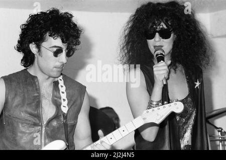 Scarlet Fantastic, groupe musical composé du duo pop Maggie de monde et Rick P Jones, photographié le 22nd avril 1988. Banque D'Images