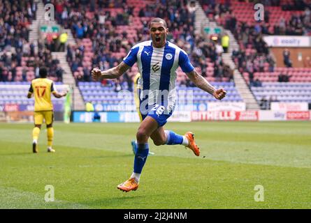 Wigan Athletic Josh Magennis célèbre le premier but de son côté du match marqué par le coéquipier James McClean (non représenté) lors du match Sky Bet League One au DW Stadium, Wigan. Date de la photo: Samedi 2 avril 2022. Banque D'Images