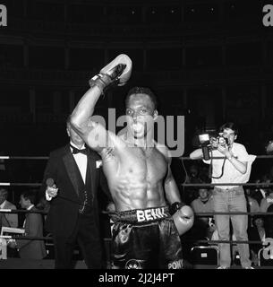 Nigel Benn vs Tim Williams au Royal Albert Hall London.Benn a arrêté son adversaire au second tour. 28th mai 1988 Banque D'Images