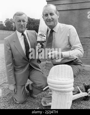 Sir John Hall, promoteur immobilier (chevalier 1991) et président à vie et ancien président du club de football de Newcastle United (1992 à 1997), photographié au Wynyard Hall Estate, comté de Durham, 28th juin 1988. Notre photo montre ... John Hall avec une nouvelle cravate, présenté à lui par Bill Ainsworth, quand il est devenu un Lords Taverner après avoir accepté de jouer l'hôte de leur premier pro célébrité de match de cricket de charité dans le nord-est. Banque D'Images