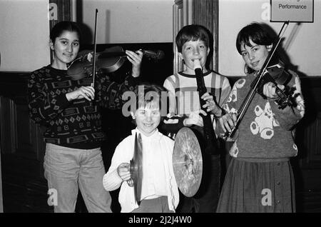 Sarah Tariq (Birkby Junior School), Kirsty Gentry (Cowersley Junior School) et Jonathan Heap (Netherthong Junior School) pendant le festival de musique de l'école primaire Kirklees à l'hôtel de ville de Huddersfield. 22nd mars 1988. Banque D'Images