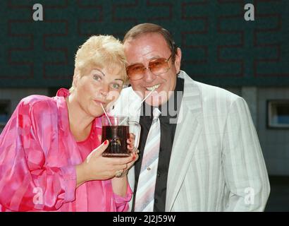 PAM St. Clement et Mike Reid qui jouent Pat et Frank Butcher dans le savon de télévision EastEnders. 16th août 1988. Banque D'Images