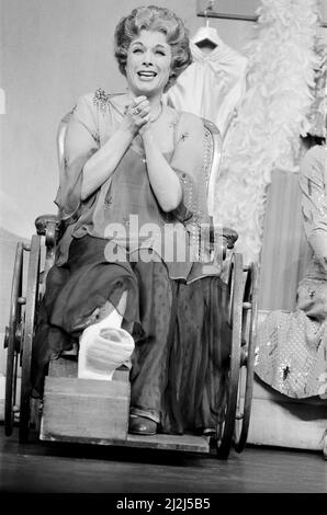 Jill Gascoine, vedette de Dorothy Brock dans le West End musical 42nd Street, qui a ouvert en avril 1987 au Théâtre Royal Drury Lane à Londres. Jill est surtout connue pour son rôle de Maggie Forbes dans la série télévisée The Gentle Touch. Photo prise le 6th avril 1987 Banque D'Images