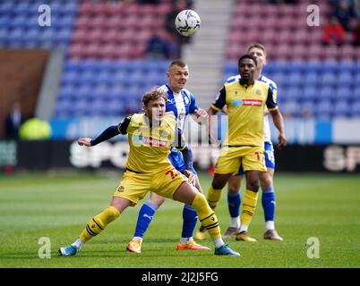 Bolton Wanderers Kieran Sadlier (à gauche) lutte pour le ballon avec la puissance Max de Wigan Athletic lors du match de la Sky Bet League One au DW Stadium, Wigan. Date de la photo: Samedi 2 avril 2022. Banque D'Images