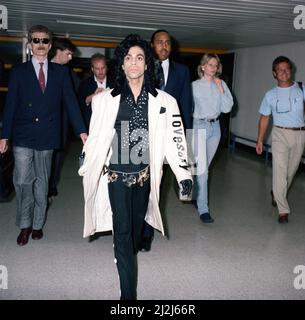 Prince, star pop américaine à l'aéroport de Heathrow. Avant ses concerts au Royaume-Uni pour sa tournée Lovesexy. 24th juillet 1988.American pop star Prince à l'aéroport d'Heathrow, avant ses concerts au Royaume-Uni pour sa tournée Lovesexy. 24th juillet 1988. Banque D'Images