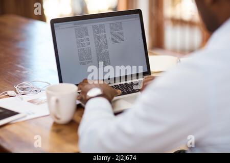 En travaillant sur son dernier brouillon. Photo d'un jeune homme d'affaires méconnu travaillant sur son ordinateur portable à la maison. Banque D'Images