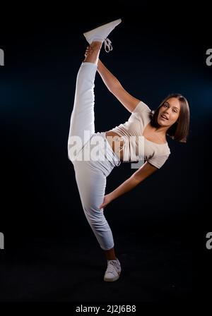 Pleine photo de profil de femme funky lever la jambe dans l'air bonne humeur Banque D'Images