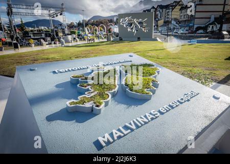 Ushuaia, Argentine. 01st avril 2022. Une image des îles Falkland avec l'inscription 'Malvinas dans leur capitale' est exposée dans le centre-ville à l'occasion du 40th anniversaire du début de la guerre des Malouines. La capsule devrait rouvrir en 2082. Le 2 avril 1982, les forces argentines ont attaqué les îles Falkland, dirigées par la Grande-Bretagne depuis 1833. En 2022, le président argentin Fernandez a renouvelé la revendication du pays sud-américain sur le territoire britannique d'outre-mer. Credit: Joel Reyero/dpa/Alamy Live News Banque D'Images