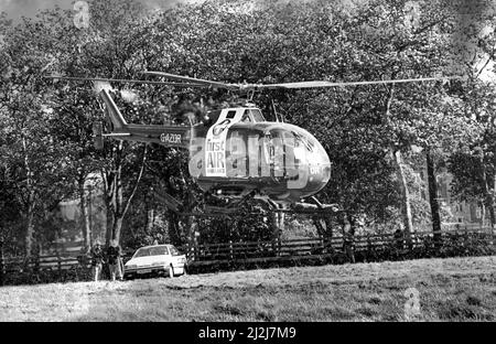 Un hélicoptère MBB Bolkow BO105 Air Ambulance part d'un site d'atterrissage près de l'infirmerie Royal Victoria à Newcastle. 14/09/1987 Banque D'Images