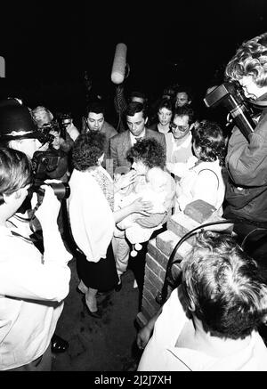 Bébé Natalie Horrell, photographié avec ses parents, Margaret et Paul, après être retourné à la famille, samedi 7th mai 1988. Le 2nd mai 1988, Natalie Horrell a été arrachée à l'âge de cinq mois par une femme qui se pose comme détective de magasin. Pendant cinq jours angoissés, ses parents Margaret et Paul ont été au centre d'une chasse massive jusqu'à ce que leur petite fille soit trouvée en sécurité et bien à 200 miles de distance avec une femme qui voulait désespérément son propre bébé pour garder son mariage vivant. Son ravisseur Delia McCall a été emprisonné pendant trois ans pour son enlèvement, qui a été déjoué lorsque son ex-mari a fait sortir la police de la prison. Banque D'Images