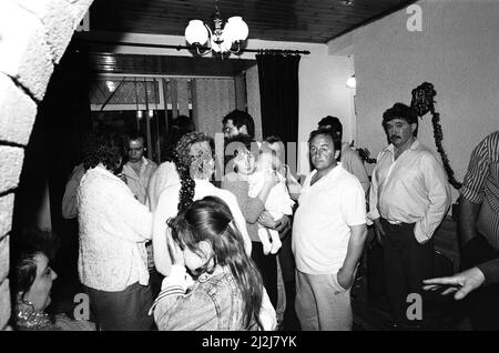 Bébé Natalie Horrell, photographié avec ses parents, Margaret et Paul, après être retourné à la famille, samedi 7th mai 1988. Le 2nd mai 1988, Natalie Horrell a été arrachée à l'âge de cinq mois par une femme qui se pose comme détective de magasin. Pendant cinq jours angoissés, ses parents Margaret et Paul ont été au centre d'une chasse massive jusqu'à ce que leur petite fille soit trouvée en sécurité et bien à 200 miles de distance avec une femme qui voulait désespérément son propre bébé pour garder son mariage vivant. Son ravisseur Delia McCall a été emprisonné pendant trois ans pour son enlèvement, qui a été déjoué lorsque son ex-mari a fait sortir la police de la prison. Banque D'Images