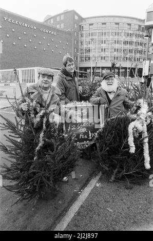 De gauche à droite, David Jason as Del Boy, Nicholas Lyndhurst as Rodney et Buster Merryfield as Uncle Albert from 'Only Fools and Horses' with Christmas Trees Outside the BBC Television Center. 7th décembre 1987. Banque D'Images