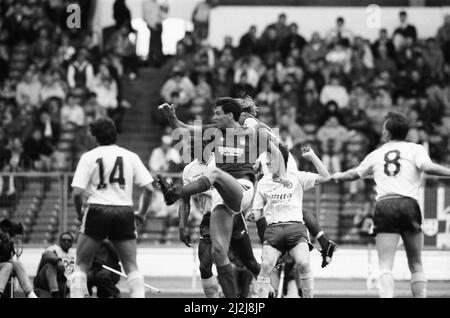 Tournoi du Centenaire de la Ligue de football, également connu sous le nom de Mercantile Credit football Festival, un tournoi amical qui s'est tenu du 16th au 17th avril 1988 au stade Wembley pour célébrer l'anniversaire de la Ligue de football 100th. 12 équipes ont participé au tournoi. Le premier jour de la compétition consistait en des tours d'ouverture et des quarts de finale, et il s'agissait de matchs de 40 minutes. Notre photo montre ... le tour d'ouverture action match, samedi 16th avril 1988. Banque D'Images