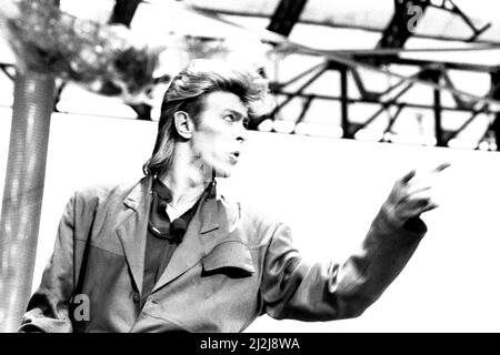 David Bowie se présente à Roker Park, Sunderland, le 23rd juin 1987 dans son Glass Spider Tour Banque D'Images