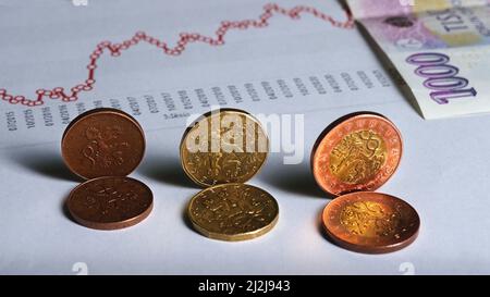 La monnaie tchèque avec le tableau de l'inflation sur la table. (CTK photo/Petr Malina) Banque D'Images