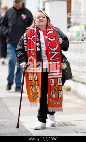 Un fan de Lincoln City arrive au sol avant le match de la Sky Bet League One à la Valley, Londres. Date de la photo: Samedi 2 avril 2022. Banque D'Images