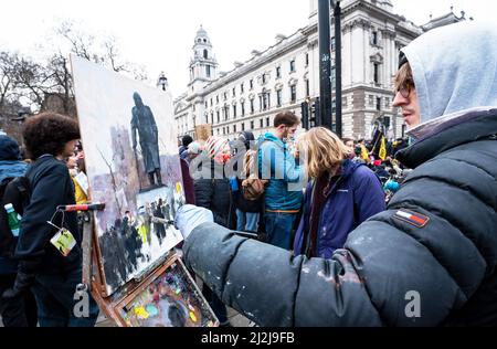 Artiste peignant avec des huiles la statue de Sir Winston Churchill sur la place du Parlement de Londres. La peinture était presque complète comme une marche de milliers de tuer le projet de loi les manifestants sont arrivés sur la place pour un rallye. Crédit : Stephen Bell/Alay Banque D'Images
