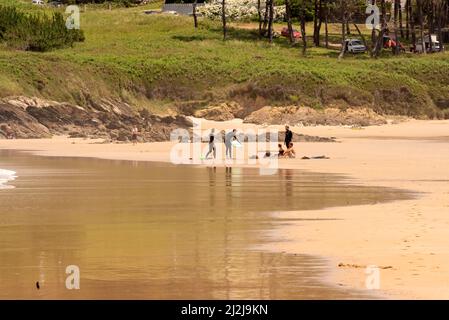 13 août 2021 Pantin espagne surfeurs se reposant sur la plage avant le champ Banque D'Images