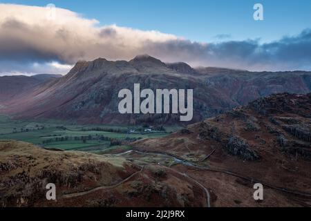 Image de paysage épique de drone aérienne du lever du soleil depuis Blea Tarn dans Lake District lors d'une superbe exposition d'automne Banque D'Images