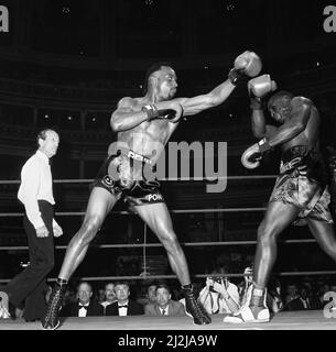 Nigel Benn vs Tim Williams au Royal Albert Hall London.Benn a arrêté son adversaire au second tour. 28th mai 1988 Banque D'Images