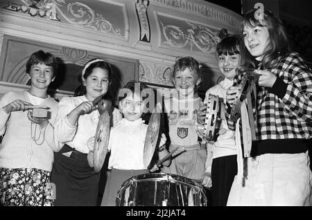 Les percussionnistes de l'école junior de Cowersley, de gauche à droite, Alison Sykes, Antonia Tweed, Kirsty Gentry, Jill Irving, Lindsay Ashcroft et Carole Pollard, pendant le festival de musique de l'école primaire de Kirklees à l'hôtel de ville de Huddersfield. 23rd mars 1988. Banque D'Images