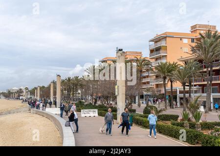 Playa de Palma, Espagne; mars 13 2022: Vue aérienne générale de la promenade de la plage de Palma de Majorque, une journée nuageuse avec les gens marchant, Espagne Banque D'Images