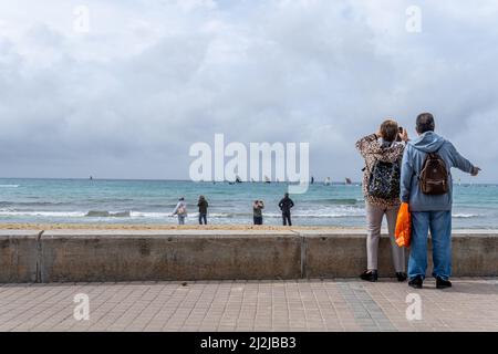 Playa de Palma, Espagne; mars 13 2022: Vue générale de la promenade de la plage de Palma de Majorque, une journée nuageuse avec les gens marchant, Espagne Banque D'Images