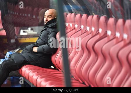 BURNLEY, ROYAUME-UNI. AVRIL 2nd PEP Guardiola, Man City Manager, dans le dugout avant le match de Premier League entre Burnley et Manchester City à Turf Moor, Burnley, le samedi 2nd avril 2022. (Credit: Pat Scaasi | MI News) Credit: MI News & Sport /Alay Live News Banque D'Images