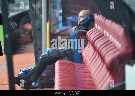 BURNLEY, ROYAUME-UNI. AVRIL 2nd PEP Guardiola, Man City Manager, dans le dugout avant le match de Premier League entre Burnley et Manchester City à Turf Moor, Burnley, le samedi 2nd avril 2022. (Credit: Pat Scaasi | MI News) Credit: MI News & Sport /Alay Live News Banque D'Images